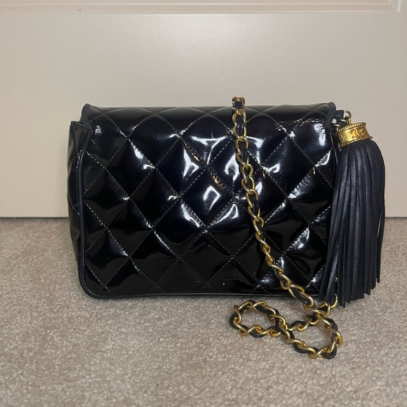 🖤🖤VINTAGE CHANEL🖤🖤 Beautiful Crossbody Torn Strap - Picture 4 of 8